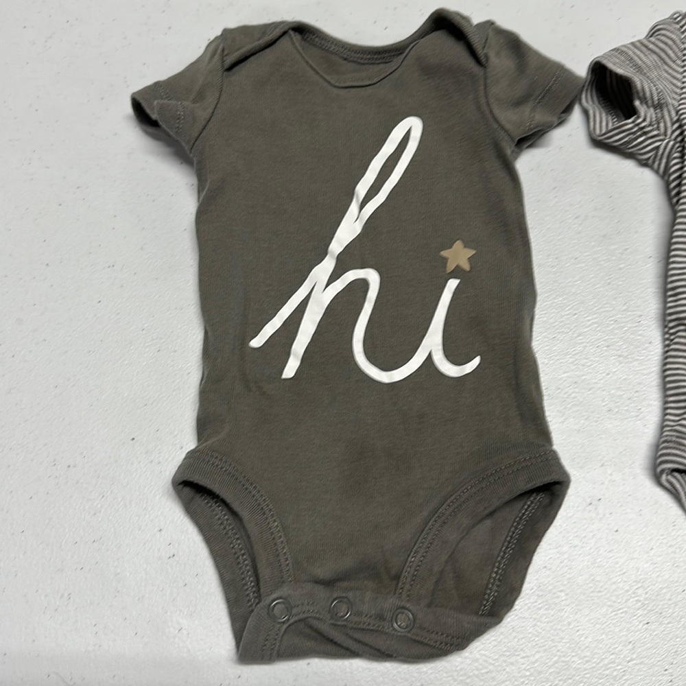 😍 3 for $15 😍 2x Boys Carter’s Short-Sleeve Onesies sz NB - Gray & White - Picture 2 of 5